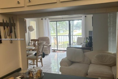 Condo in West Palm Beach, Florida, 2 bedrooms  № 1951192 - photo 3