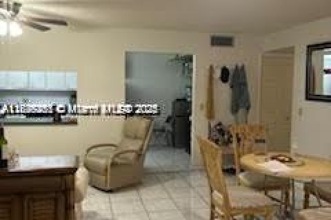 Condo in West Palm Beach, Florida, 2 bedrooms  № 1951192 - photo 5