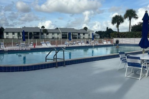 Condo in West Palm Beach, Florida, 2 bedrooms  № 1951192 - photo 1