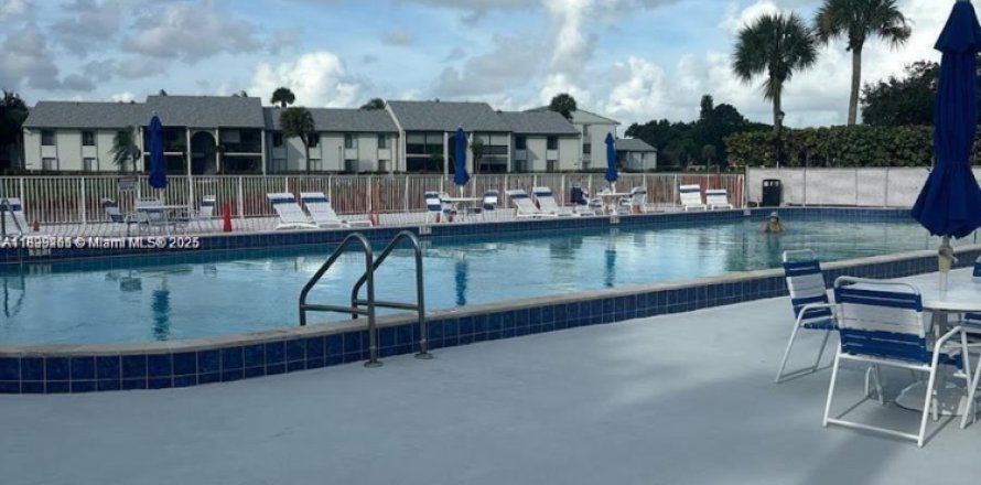 Condo in West Palm Beach, Florida, 2 bedrooms № 1951192