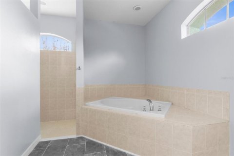 House in Weeki Wachee, Florida 4 bedrooms, 199.46 sq.m. № 1661792 - photo 18