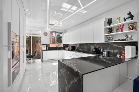 Villa ou maison à vendre à Aventura, Floride: 3 chambres, 254.55 m2 № 1930658 - photo 20