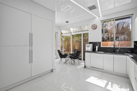 Villa ou maison à vendre à Aventura, Floride: 3 chambres, 254.55 m2 № 1930658 - photo 23