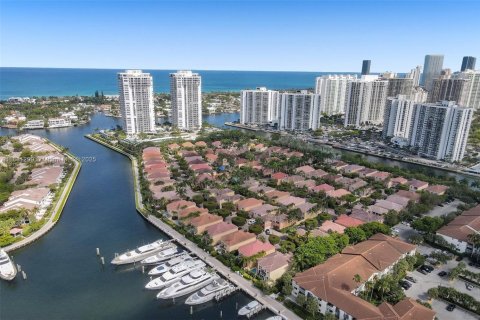 Villa ou maison à vendre à Aventura, Floride: 3 chambres, 254.55 m2 № 1930658 - photo 4