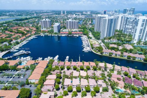 Villa ou maison à vendre à Aventura, Floride: 3 chambres, 254.55 m2 № 1930658 - photo 2