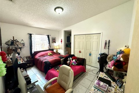 Casa en venta en Hialeah, Florida, 3 dormitorios, 118.08 m2 № 1938500 - foto 4