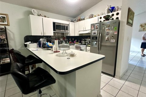 Casa en venta en Hialeah, Florida, 3 dormitorios, 118.08 m2 № 1938500 - foto 15
