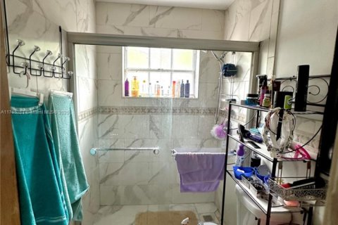 House in Hialeah, Florida 3 bedrooms, 118.08 sq.m. № 1938500 - photo 6