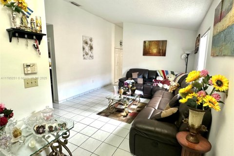 Casa en venta en Hialeah, Florida, 3 dormitorios, 118.08 m2 № 1938500 - foto 14
