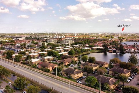 Casa en venta en Hialeah, Florida, 3 dormitorios, 118.08 m2 № 1938500 - foto 3