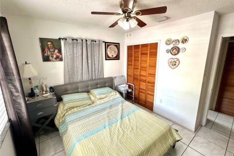 Casa en venta en Hialeah, Florida, 3 dormitorios, 118.08 m2 № 1938500 - foto 8