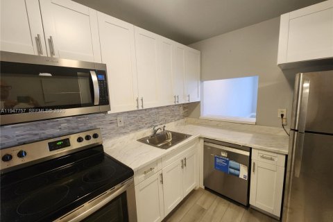 Снять в аренду кондоминиум в Майами, Флорида 2 спальни, 78.04м2, № 2003813 - фото 2