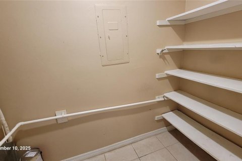 Condo in Orlando, Florida, 1 bedroom  № 1913092 - photo 13