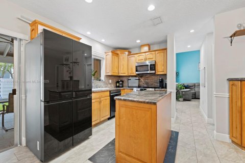 House in Miami, Florida 4 bedrooms, 195.47 sq.m. № 1749898 - photo 22
