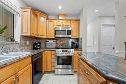 House in Miami, Florida 4 bedrooms, 195.47 sq.m. № 1749898 - photo 23