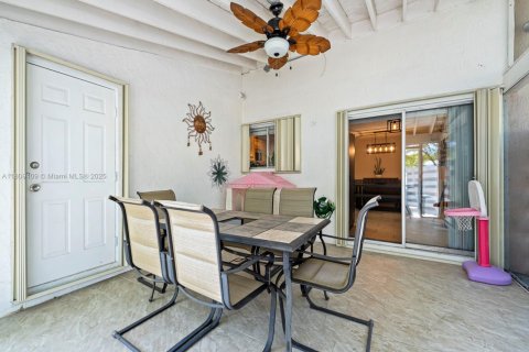 House in Miami, Florida 4 bedrooms, 195.47 sq.m. № 1749898 - photo 26