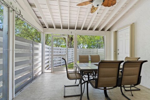 House in Miami, Florida 4 bedrooms, 195.47 sq.m. № 1749898 - photo 25