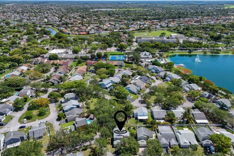 House in Miami, Florida 4 bedrooms, 195.47 sq.m. № 1749898 - photo 7