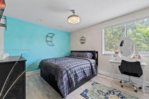 House in Miami, Florida 4 bedrooms, 195.47 sq.m. № 1749898 - photo 30