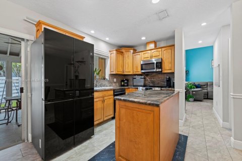 House in Miami, Florida 4 bedrooms, 195.47 sq.m. № 1749898 - photo 21