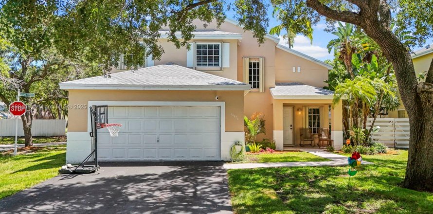 House in Miami, Florida 4 bedrooms, 195.47 sq.m. № 1749898