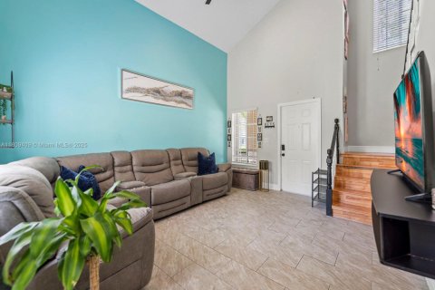 House in Miami, Florida 4 bedrooms, 195.47 sq.m. № 1749898 - photo 12