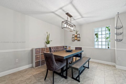 House in Miami, Florida 4 bedrooms, 195.47 sq.m. № 1749898 - photo 16