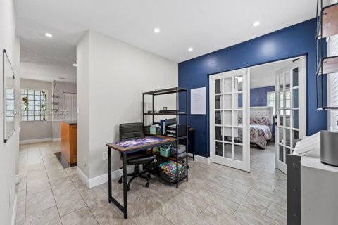 House in Miami, Florida 4 bedrooms, 195.47 sq.m. № 1749898 - photo 13