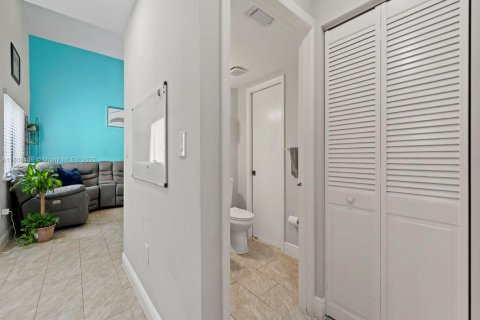 House in Miami, Florida 4 bedrooms, 195.47 sq.m. № 1749898 - photo 17