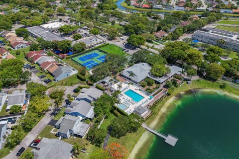House in Miami, Florida 4 bedrooms, 195.47 sq.m. № 1749898 - photo 8