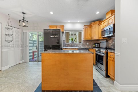 House in Miami, Florida 4 bedrooms, 195.47 sq.m. № 1749898 - photo 20