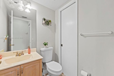 House in Miami, Florida 4 bedrooms, 195.47 sq.m. № 1749898 - photo 18