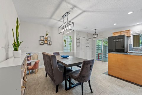 House in Miami, Florida 4 bedrooms, 195.47 sq.m. № 1749898 - photo 19