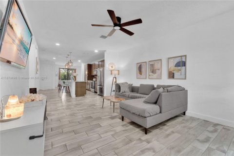 House in Pompano Beach, Florida 3 bedrooms, 179.49 sq.m. № 1928884 - photo 3