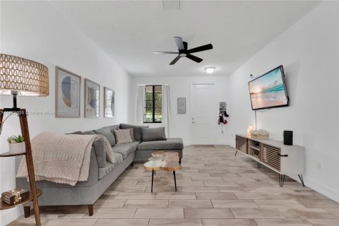 House in Pompano Beach, Florida 3 bedrooms, 179.49 sq.m. № 1928884 - photo 4