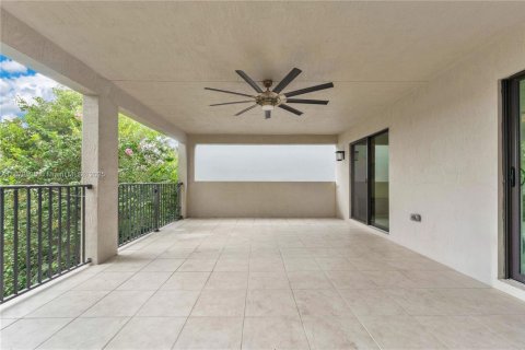 House in Pompano Beach, Florida 3 bedrooms, 179.49 sq.m. № 1928884 - photo 19