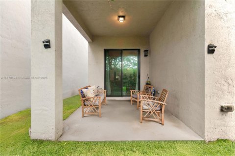House in Pompano Beach, Florida 3 bedrooms, 179.49 sq.m. № 1928884 - photo 20