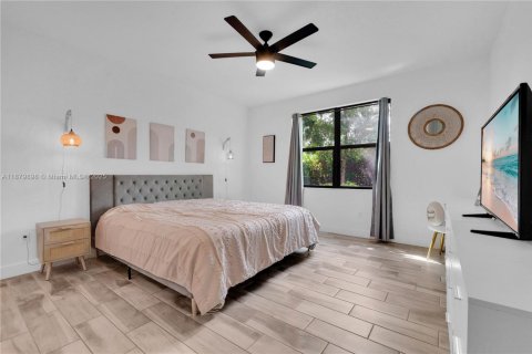 House in Pompano Beach, Florida 3 bedrooms, 179.49 sq.m. № 1928884 - photo 9