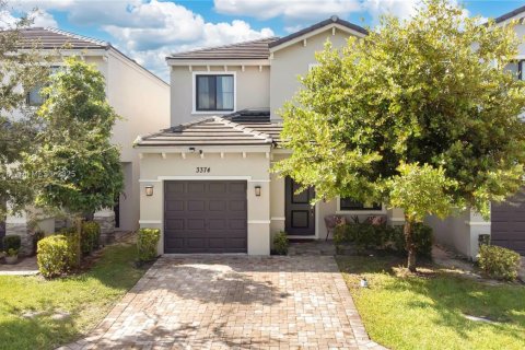 House in Pompano Beach, Florida 3 bedrooms, 179.49 sq.m. № 1928884 - photo 1