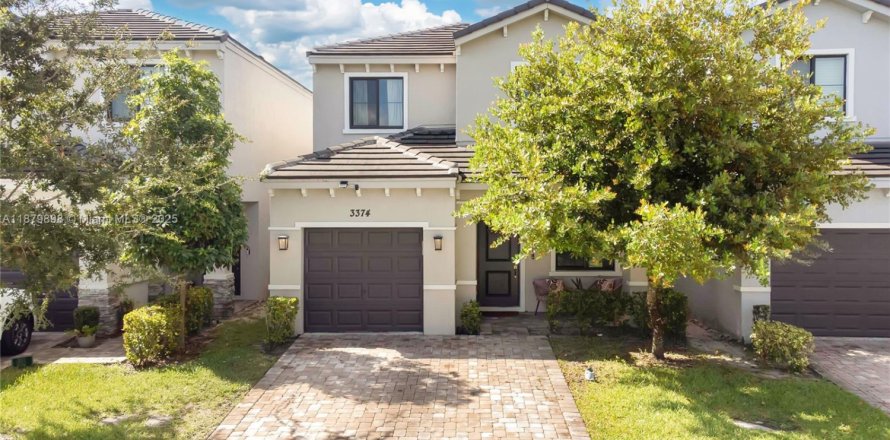 House in Pompano Beach, Florida 3 bedrooms, 179.49 sq.m. № 1928884
