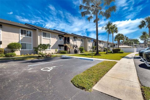 Copropriété à vendre à Deerfield Beach, Floride: 2 chambres, 128.21 m2 № 2025923 - photo 2