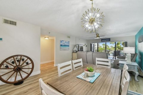 Condo in Indian Shores, Florida, 2 bedrooms  № 1620557 - photo 9