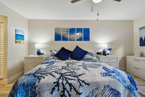 Condo in Indian Shores, Florida, 2 bedrooms  № 1620557 - photo 17