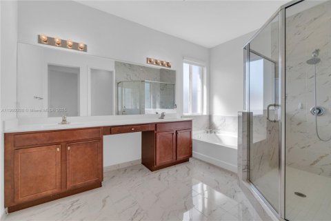 House in Miami, Florida 5 bedrooms, 315.5 sq.m. № 1953381 - photo 13