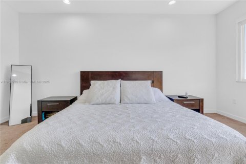 House in Miami, Florida 5 bedrooms, 315.5 sq.m. № 1953381 - photo 11