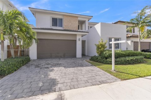 House in Miami, Florida 5 bedrooms, 315.5 sq.m. № 1953381 - photo 1