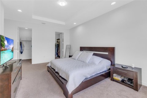 House in Miami, Florida 5 bedrooms, 315.5 sq.m. № 1953381 - photo 9