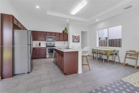 House in Miami, Florida 5 bedrooms, 315.5 sq.m. № 1953381 - photo 4