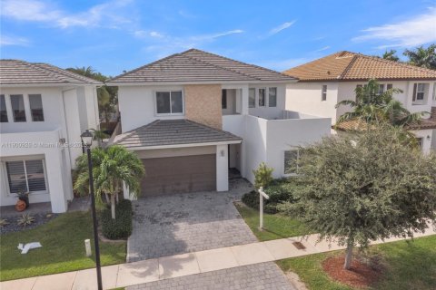 House in Miami, Florida 5 bedrooms, 315.5 sq.m. № 1953381 - photo 2