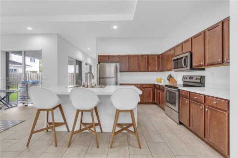 House in Miami, Florida 5 bedrooms, 315.5 sq.m. № 1953381 - photo 8